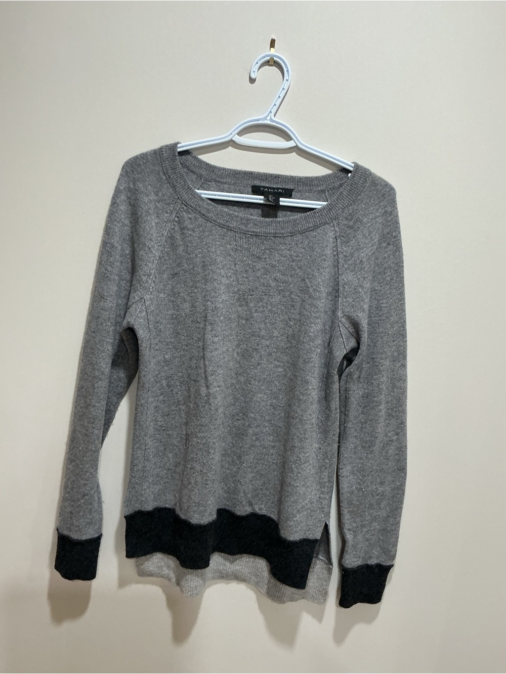 Tahari Gray Crewneck cashmere Sweater size large